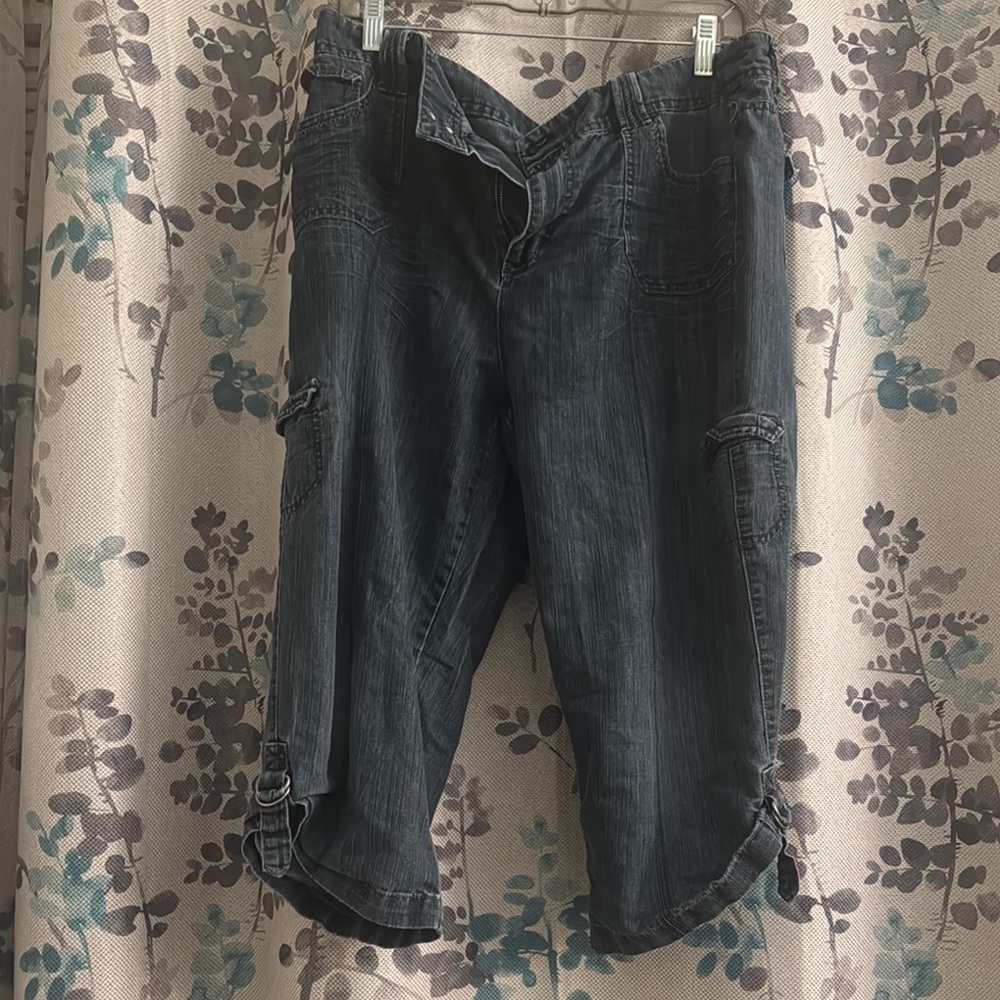 Stylish Black Cargo Capris